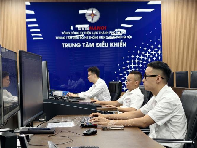 Từ mô hình vận hành phụ thuộc nhiều vào thao tác thủ công, hệ thống điện Thủ đô đang chuyển mình mạnh mẽ sang mô hình quản trị số. (Ảnh: Quốc Lũy/TTXVN)